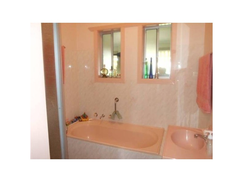 24 Armstrong Street, Parkes NSW 2870