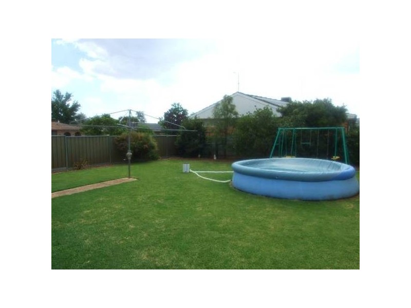 24 Armstrong Street, Parkes NSW 2870
