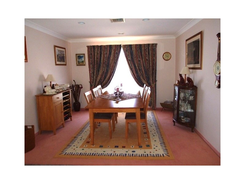 21 Glenburnie Close, Parkes NSW 2870