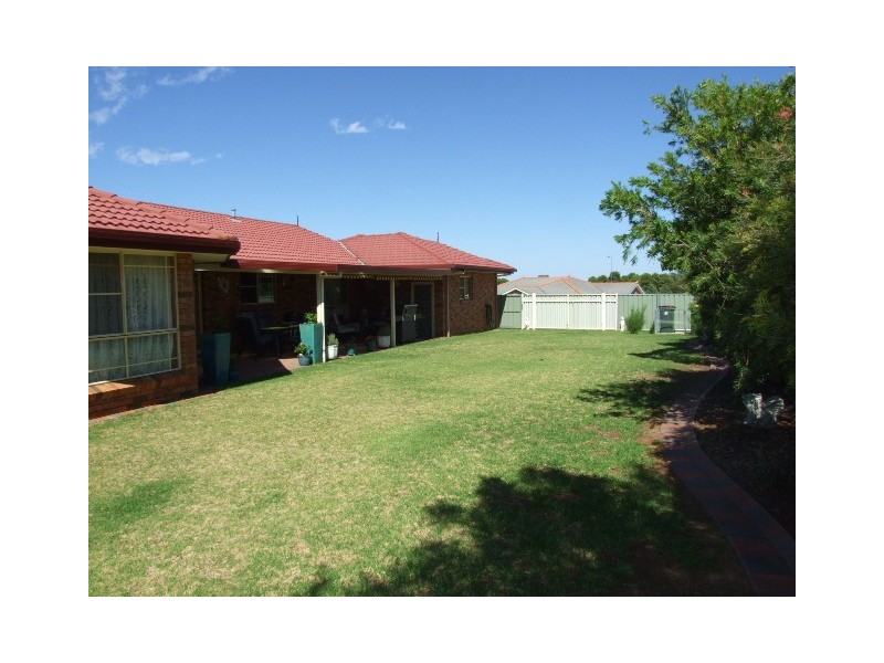21 Glenburnie Close, Parkes NSW 2870