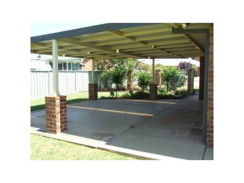 17 Golden Bar Drive, Parkes NSW 2870