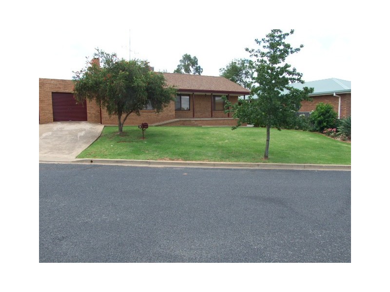8 Werona Place, Parkes NSW 2870