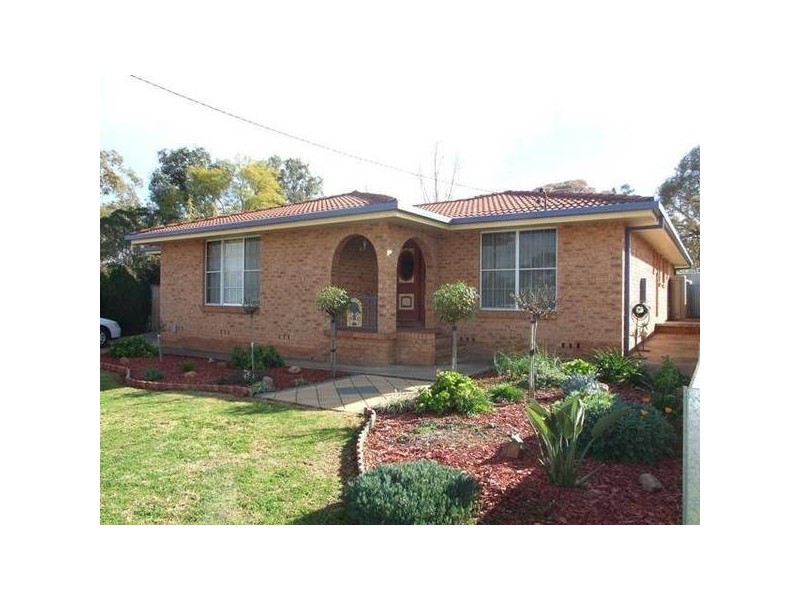 16 Webb Street, Parkes NSW 2870
