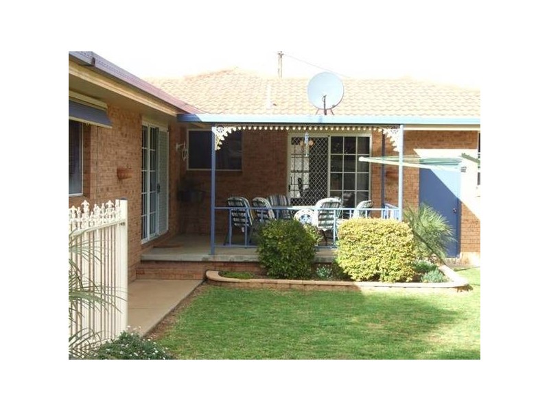 16 Webb Street, Parkes NSW 2870