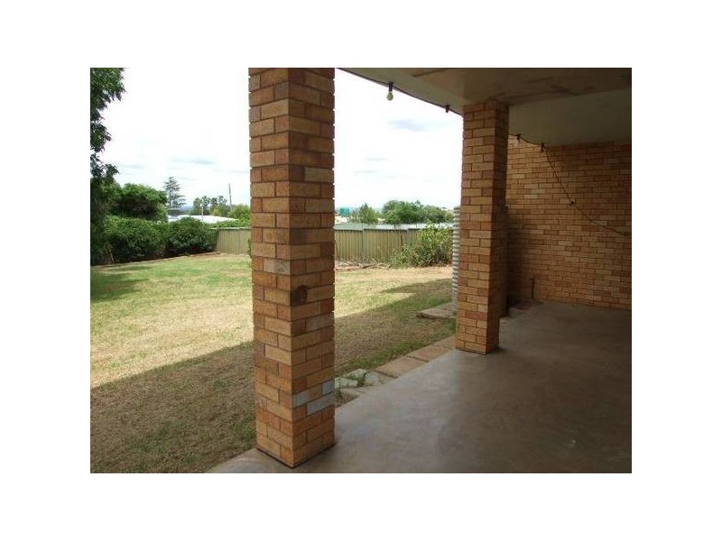 27 Mengarvie Road, Parkes NSW 2870