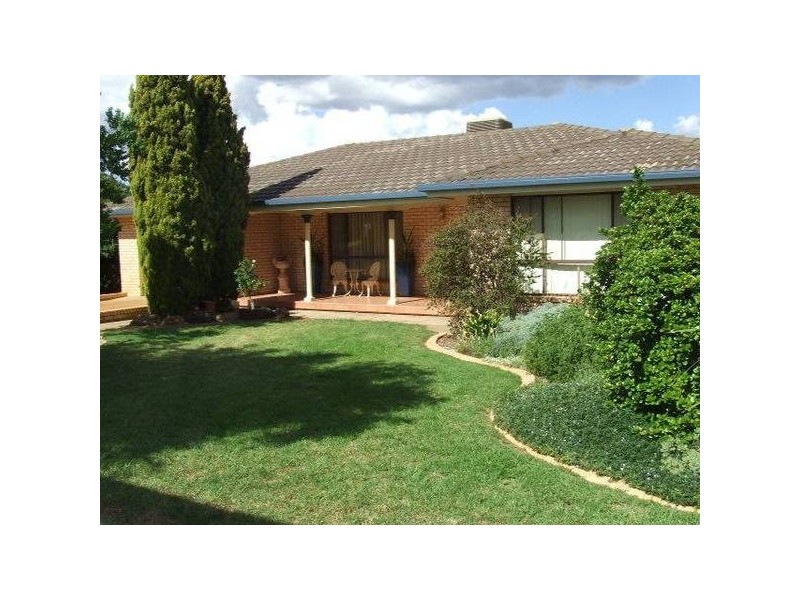 27 Moor Street, Parkes NSW 2870
