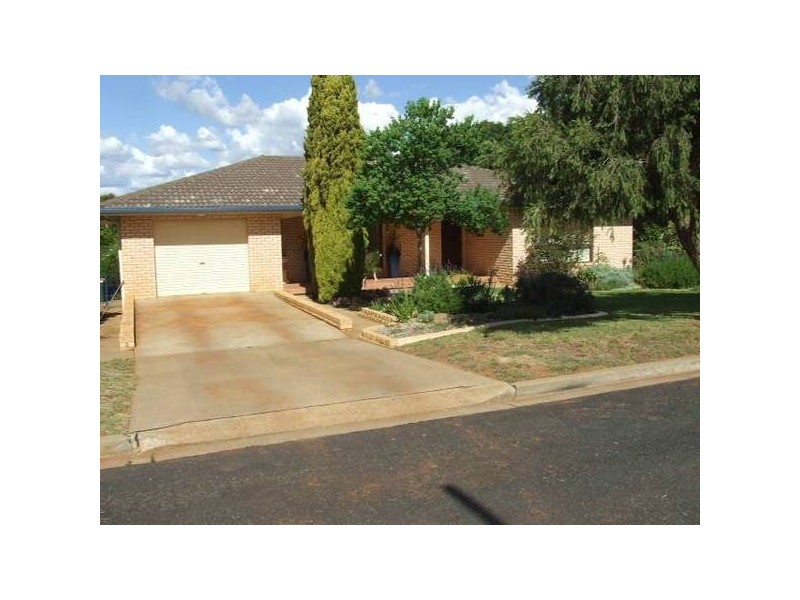 27 Moor Street, Parkes NSW 2870