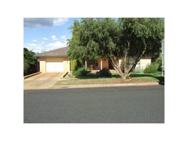 27 Moor Street, Parkes NSW 2870