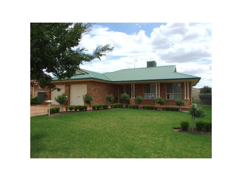 14 Arana Place, Parkes NSW 2870