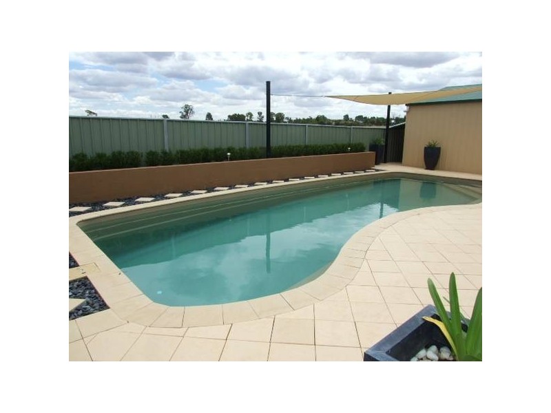 14 Arana Place, Parkes NSW 2870