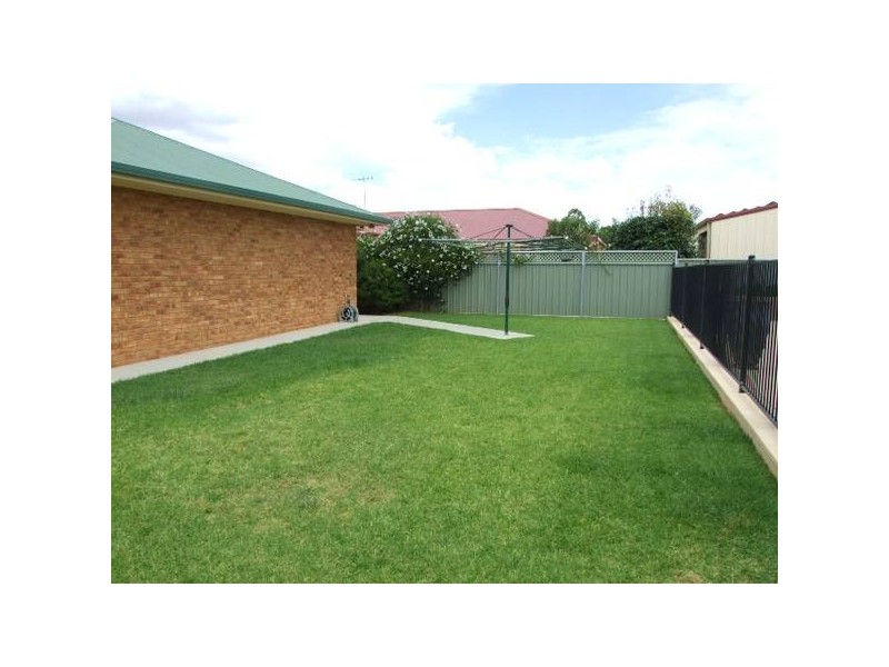 14 Arana Place, Parkes NSW 2870