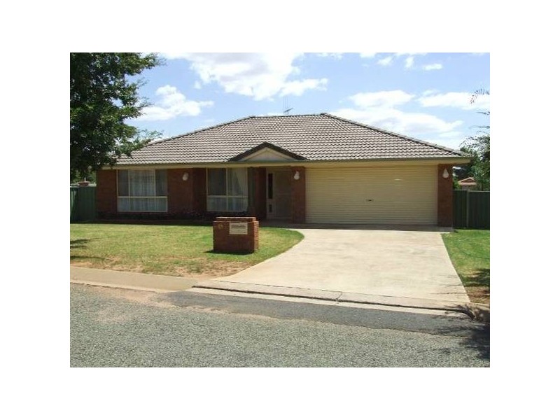 5 Friendship Place, Parkes NSW 2870