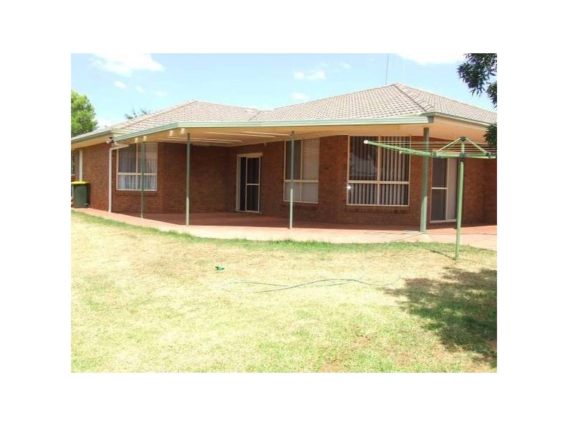 5 Friendship Place, Parkes NSW 2870