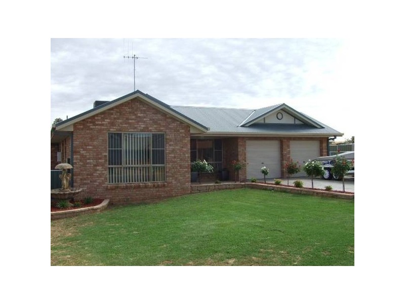 4 Clancy Place, Parkes NSW 2870