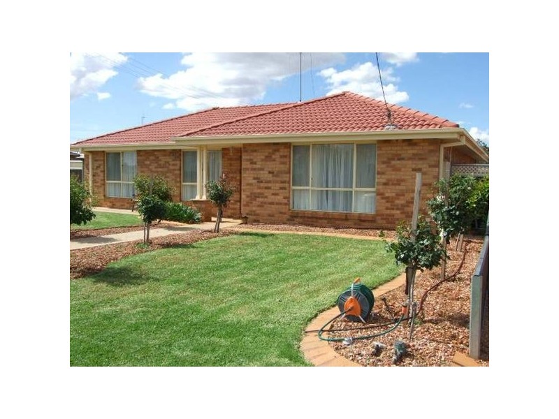 70 Best Street, Parkes NSW 2870