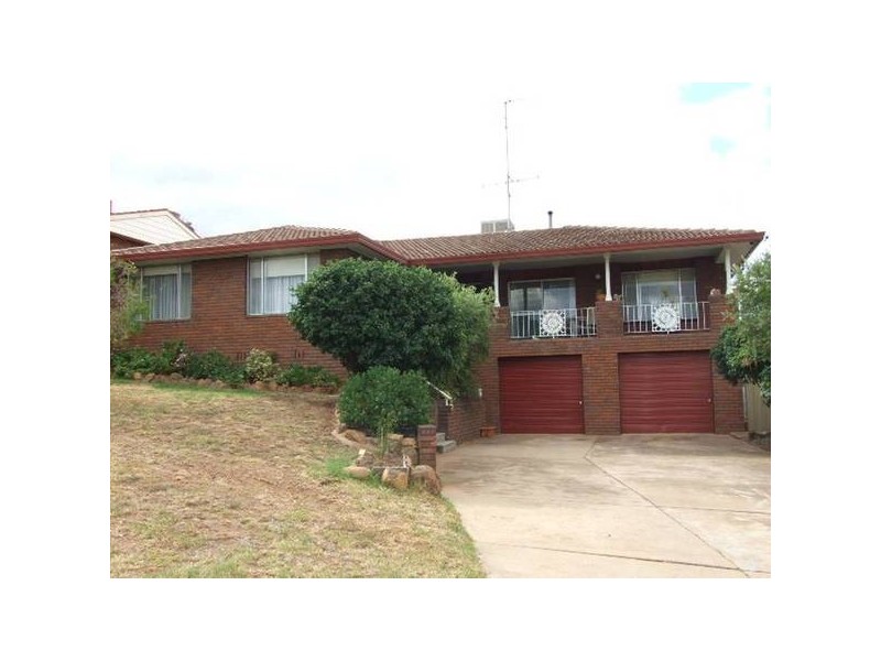 32 Barton Street, Parkes NSW 2870