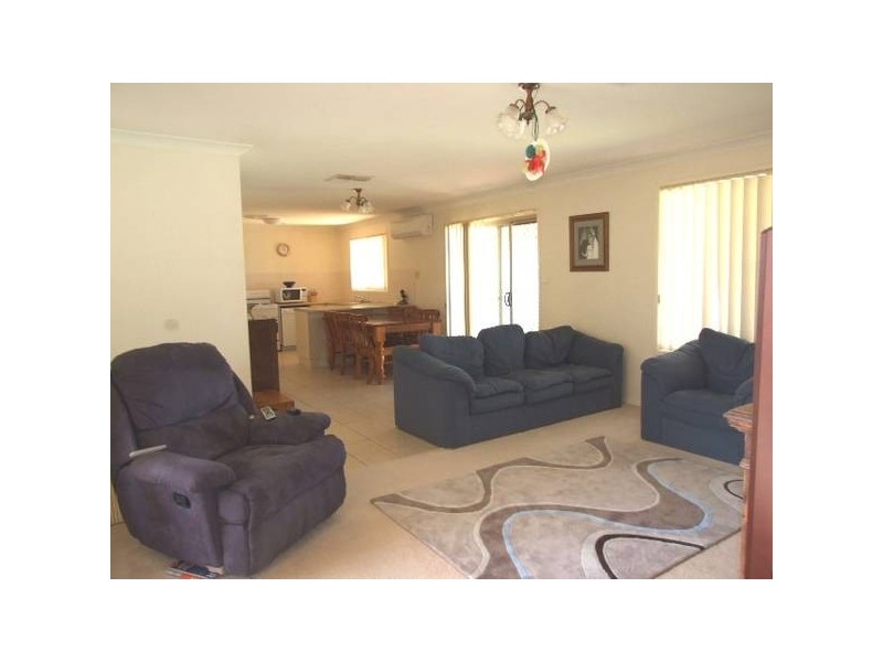 22 Ebelina Cres, Parkes NSW 2870