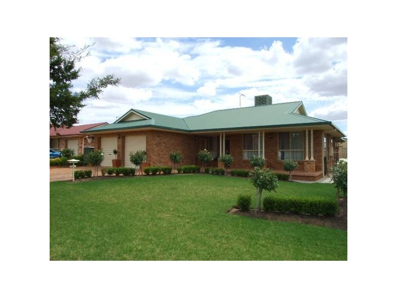 14 Arana Place, Parkes NSW 2870