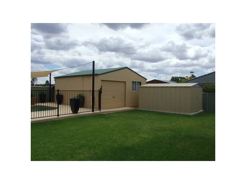 14 Arana Place, Parkes NSW 2870