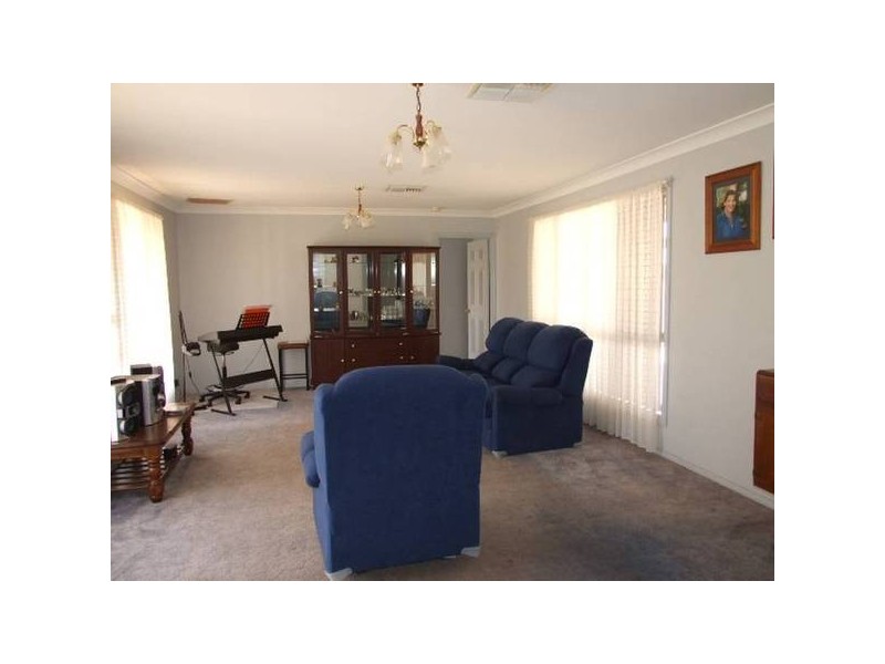 10 Mimosa Avenue, Parkes NSW 2870