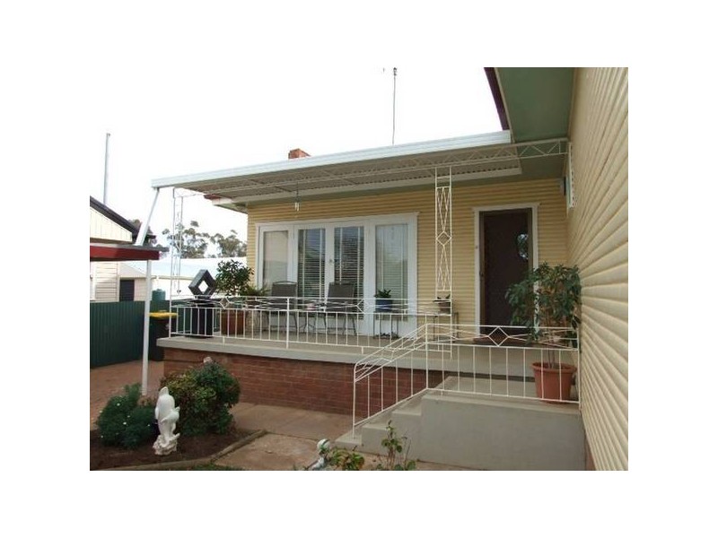8 Moon Cres, Parkes NSW 2870