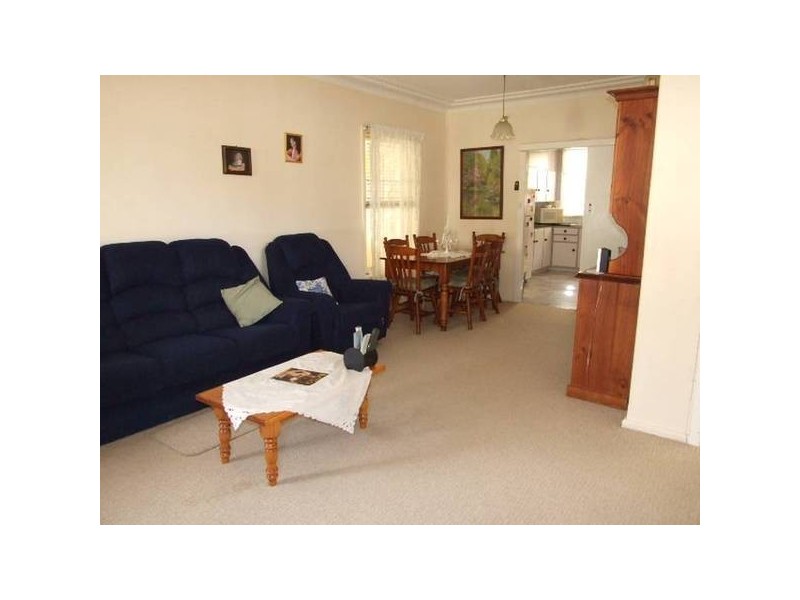 8 Moon Cres, Parkes NSW 2870