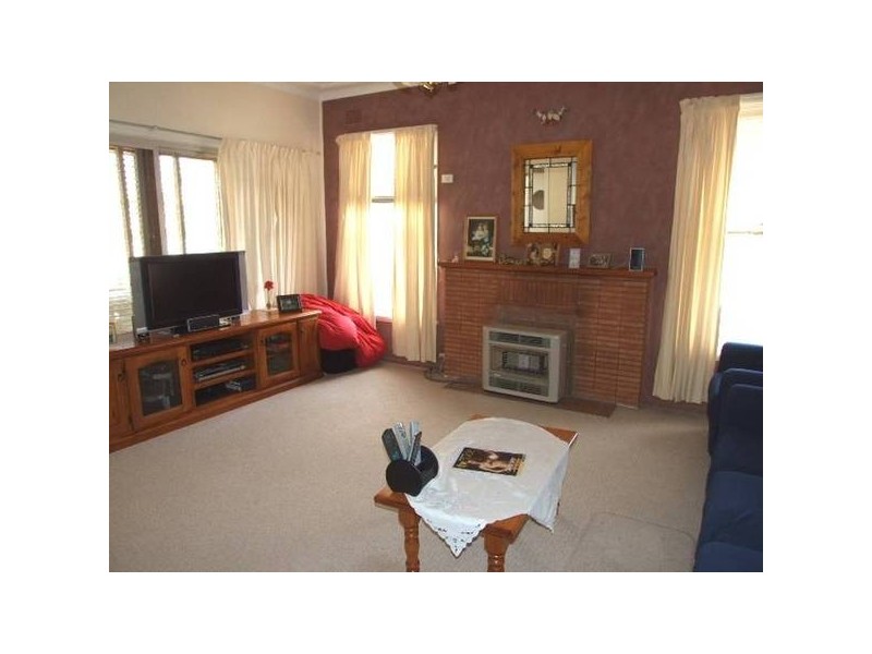 8 Moon Cres, Parkes NSW 2870