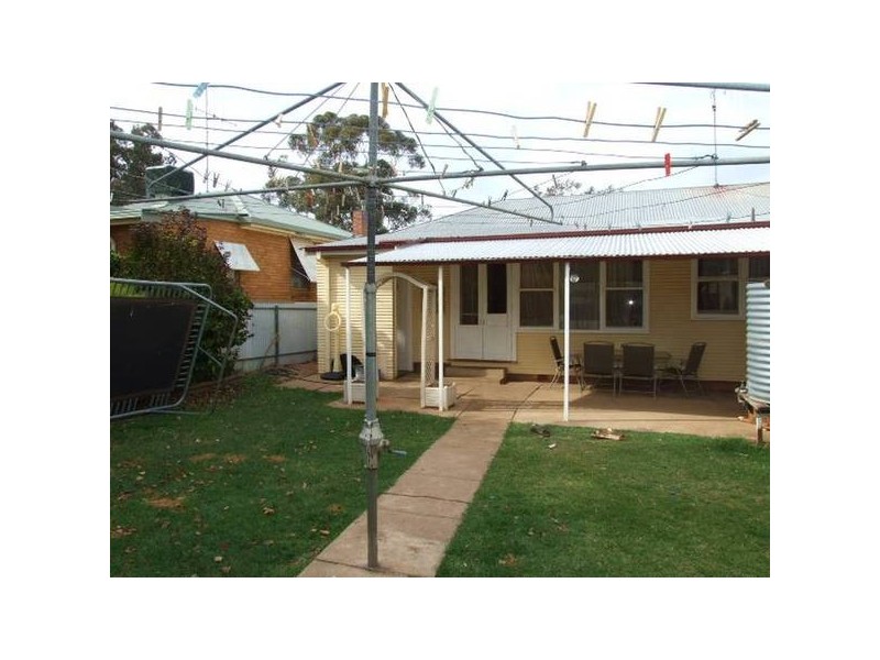 8 Moon Cres, Parkes NSW 2870