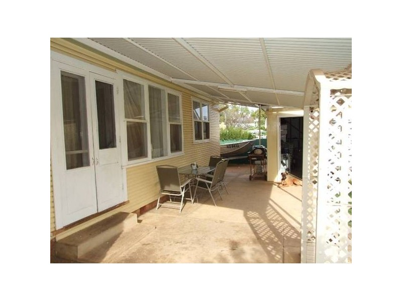 8 Moon Cres, Parkes NSW 2870