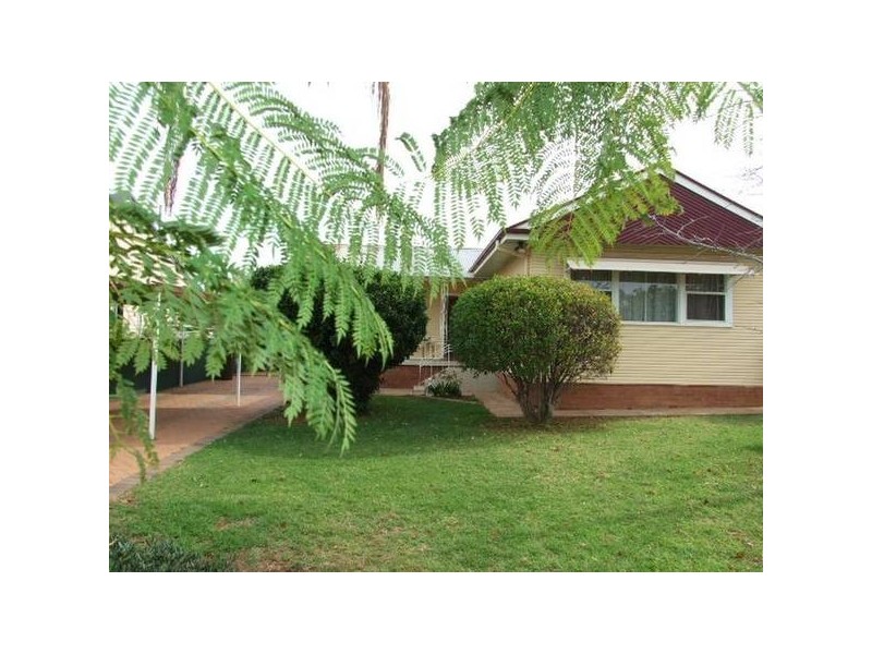8 Moon Cres, Parkes NSW 2870