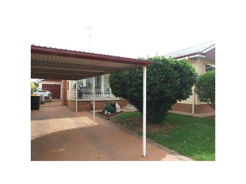 8 Moon Cres, Parkes NSW 2870