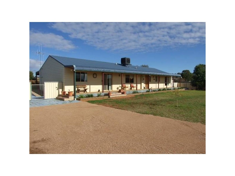 20 Field Road, Parkes NSW 2870