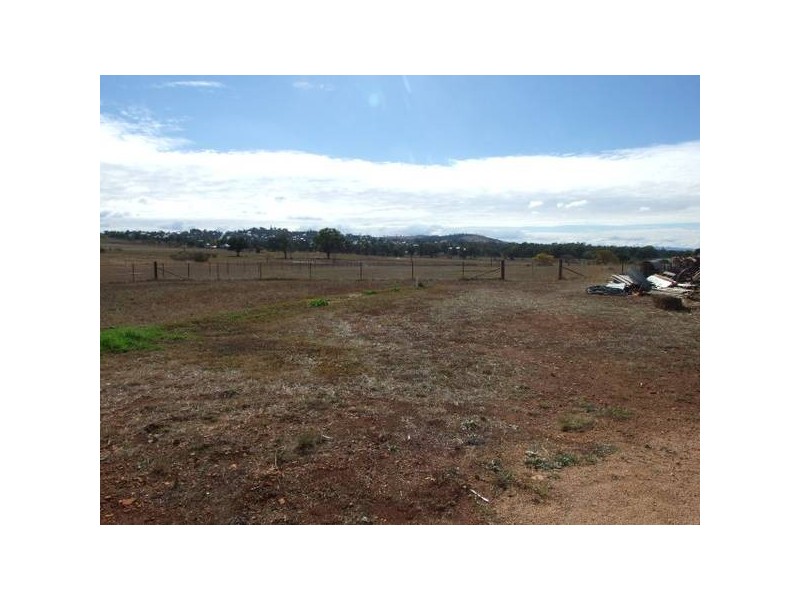 20 Field Road, Parkes NSW 2870