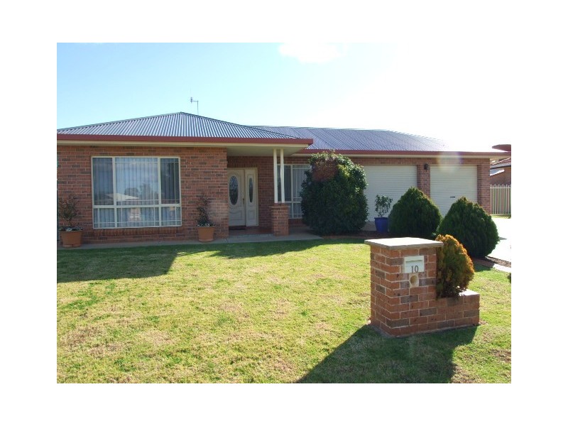 10 Cobden place, Parkes NSW 2870