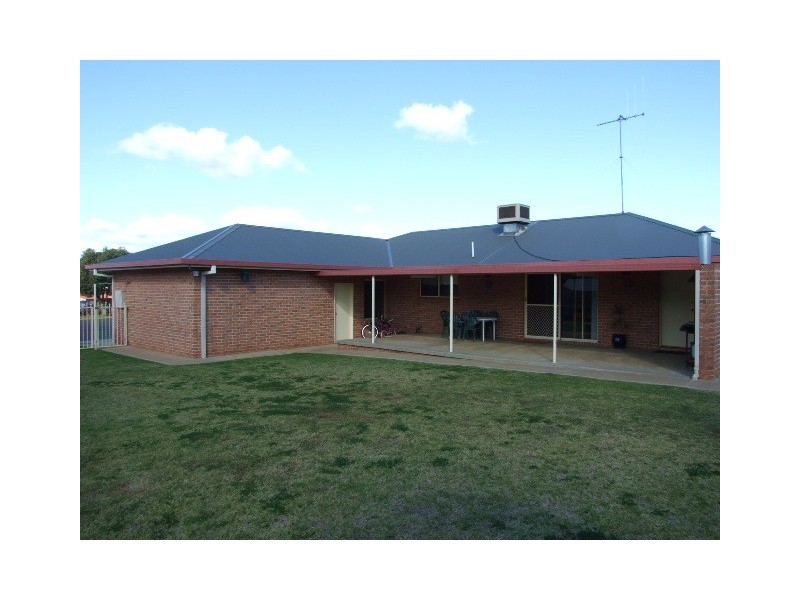 10 Cobden place, Parkes NSW 2870