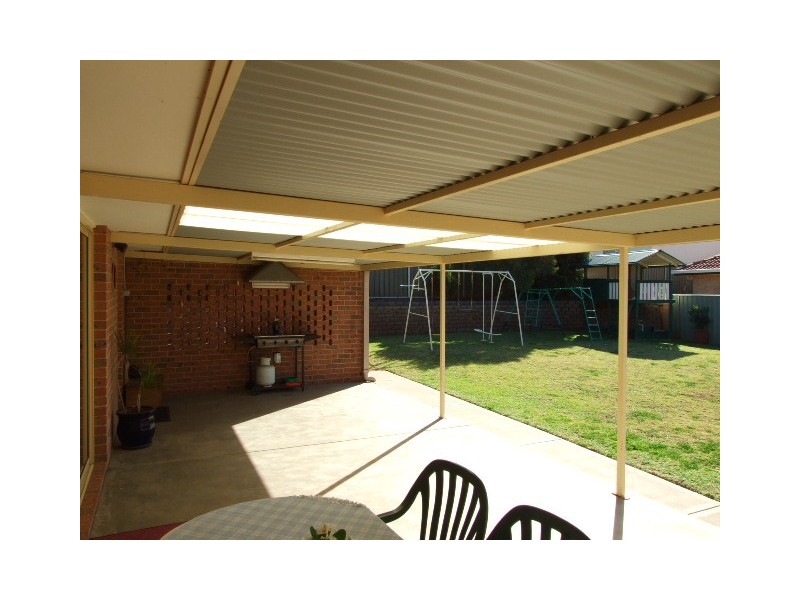 10 Cobden place, Parkes NSW 2870