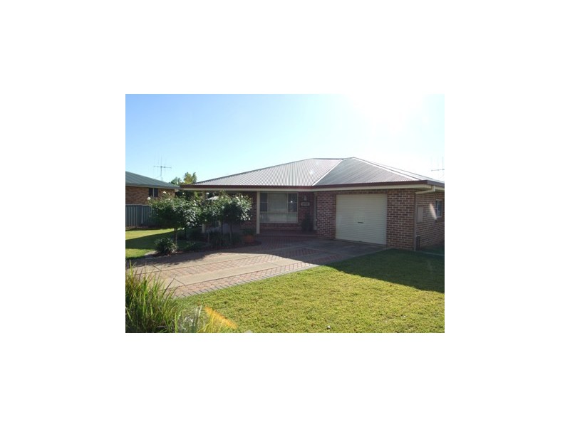 10 Christina Close, Parkes NSW 2870
