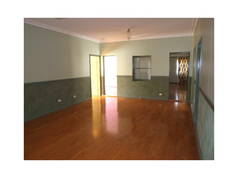 12 Armstrong Street, Parkes NSW 2870