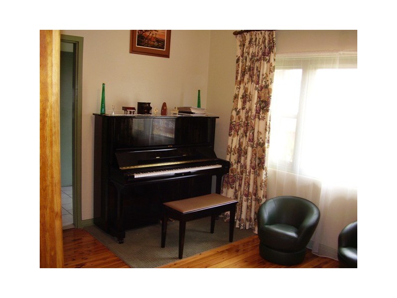 12 Armstrong Street, Parkes NSW 2870