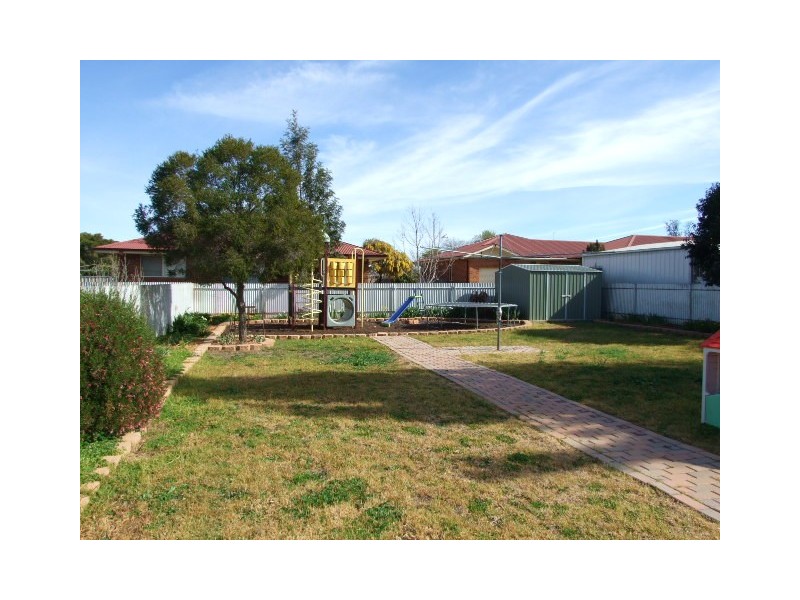 12 Armstrong Street, Parkes NSW 2870