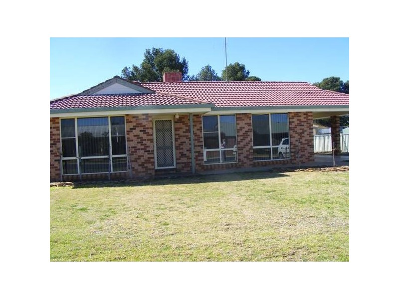 18 Thomas Tom Crescent, Parkes NSW 2870