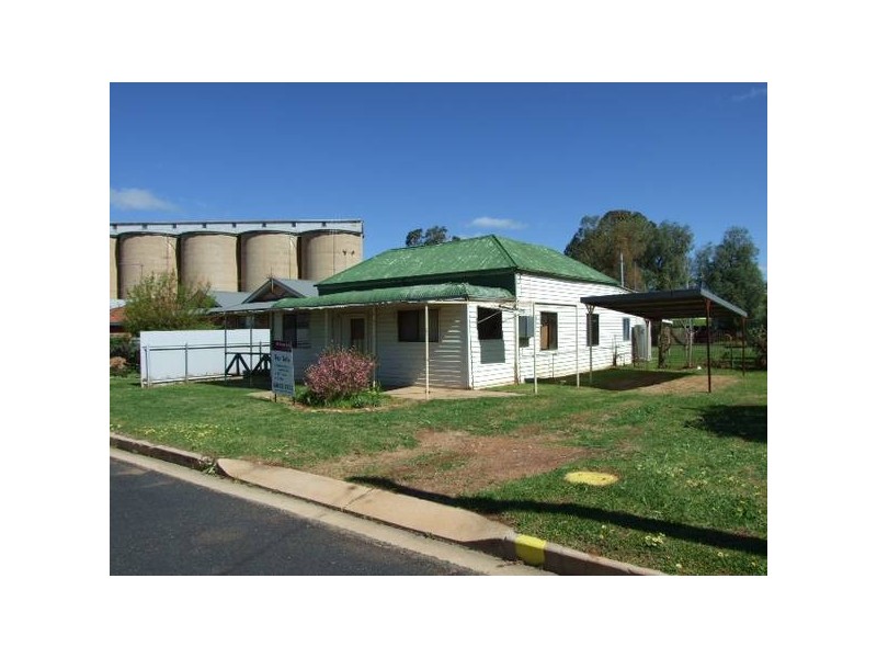 8 Caledonia Street, Parkes NSW 2870