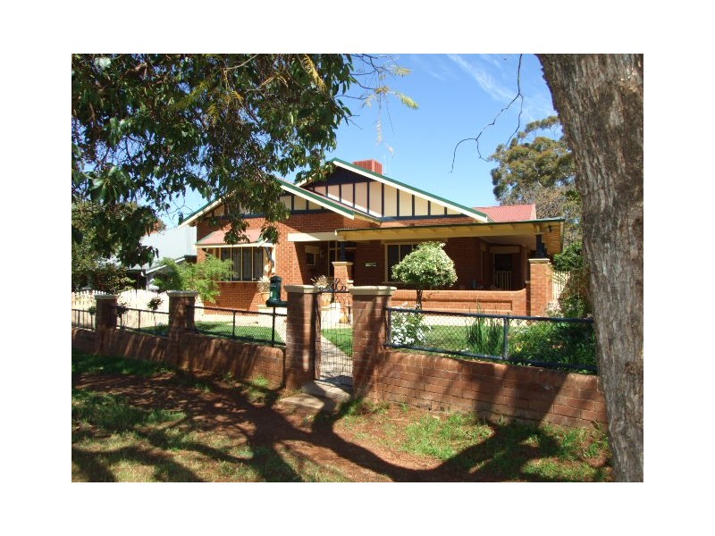 8 East Street, Parkes NSW 2870