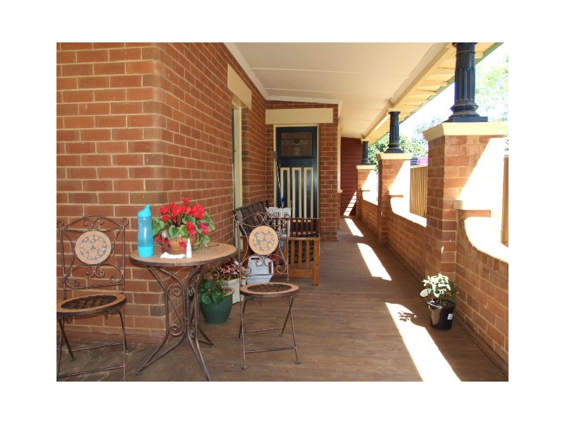 8 East Street, Parkes NSW 2870