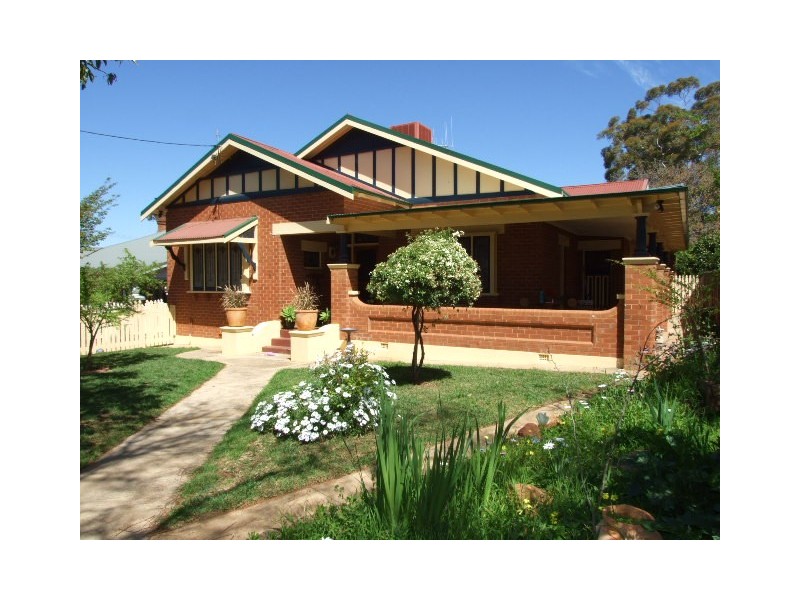 8 East Street, Parkes NSW 2870