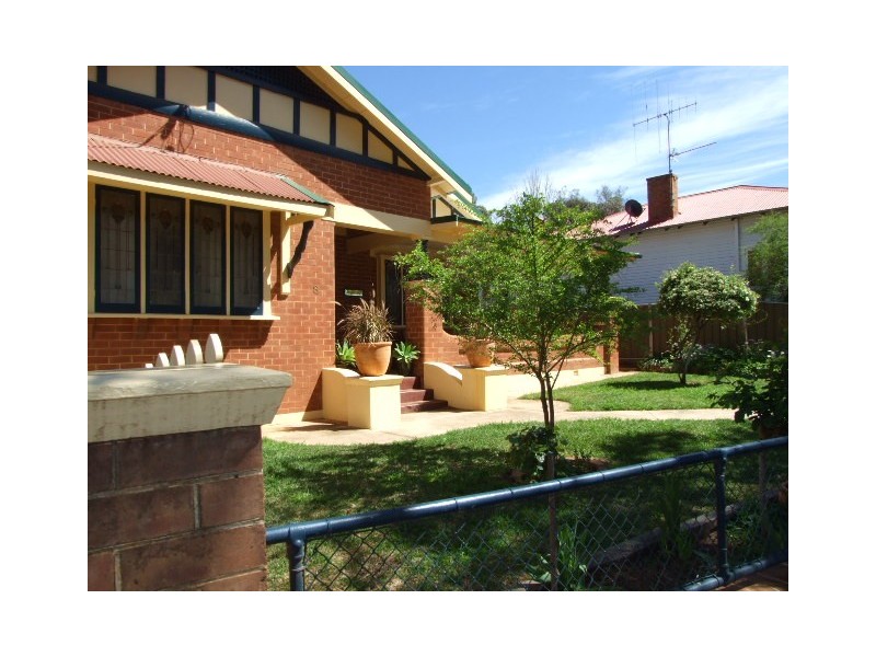 8 East Street, Parkes NSW 2870