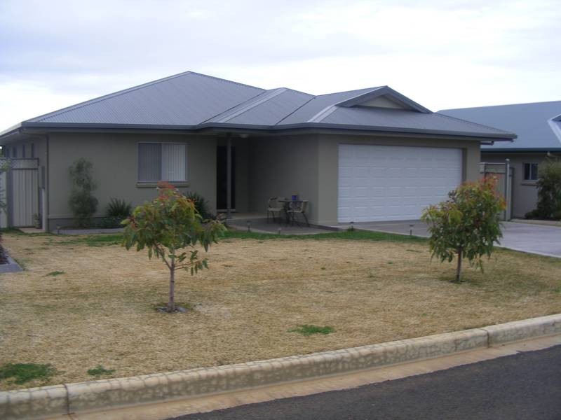 42 Best Street, Parkes NSW 2870