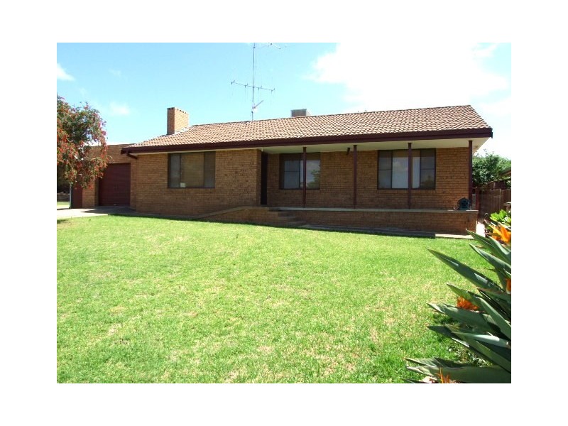 8 Werona Place, Parkes NSW 2870
