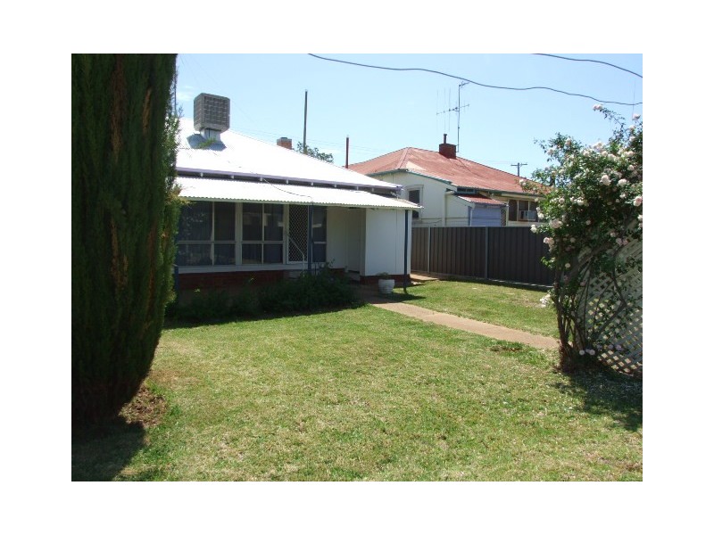 1 Armstrong Street, Parkes NSW 2870