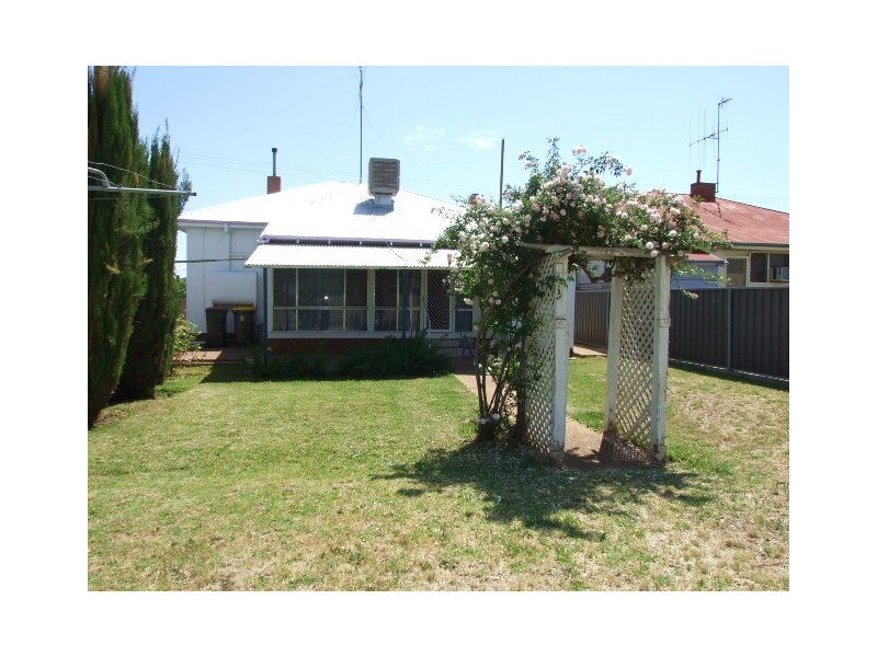 1 Armstrong Street, Parkes NSW 2870